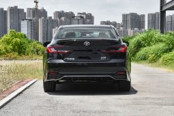 
										2025 Toyota Camry — среднеразмерный гибридный седан с надёжной конструкцией и премиальным оснащением full									