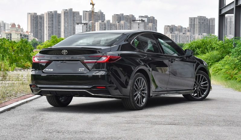 
								2025 Toyota Camry — среднеразмерный гибридный седан с надёжной конструкцией и премиальным оснащением full									