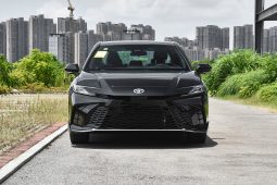 2025 Toyota Camry — среднеразмерный гибридный седан с надёжной конструкцией и премиальным оснащением