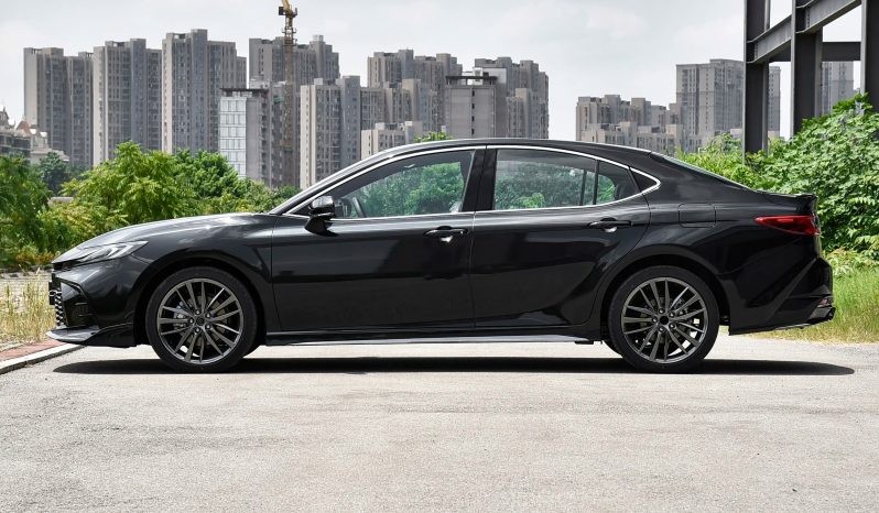 
								2025 Toyota Camry — среднеразмерный гибридный седан с надёжной конструкцией и премиальным оснащением full									